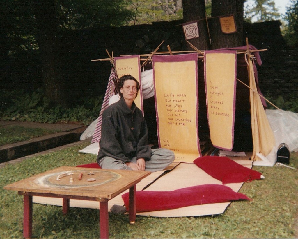 Suzanne Boisvert devant l'une de ses installations.